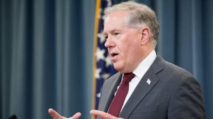 Wall Street Journal sau đó đưa tin VC-25B còn thiếu năng lực tiếp dầu trên không và chưa được gia cố để chống tác động từ các vụ nổ hạt nhân.