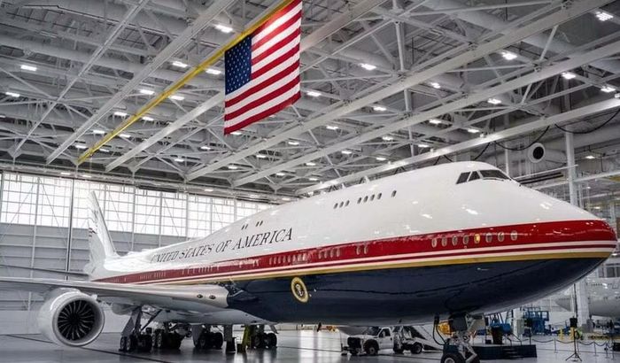 Báo này sau đó tiết lộ VC-25B thiếu một số năng lực bảo vệ tiên tiến từng có trên chuyên cơ cũ, trong đó có hệ thống chống tên lửa.