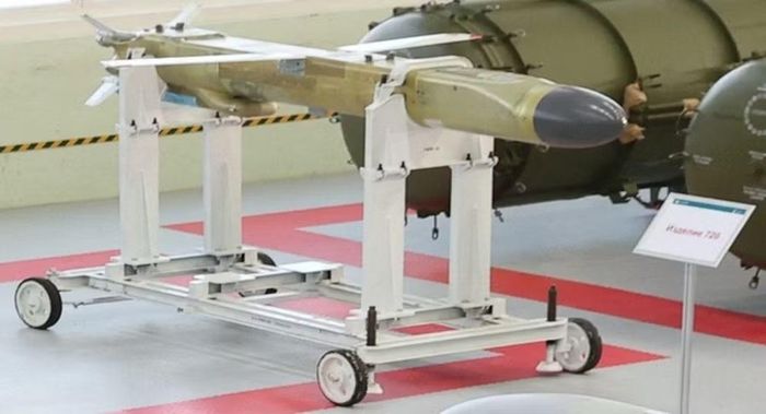 Hiện tại mặc dù chưa có thông báo nào cho thấy tên lửa Kh-50 có thể được sử dụng bởi oanh tạc cơ Su-34, nhưng việc lắp đặt trên nền tảng máy bay chiến thuật như vậy có vẻ thực tế hơn.