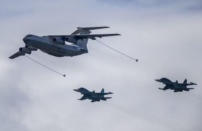 Nhưng thông số lý thuyết nói trên dường như cho phép Su-34 tích hợp tên lửa Kh-101. Về tải trọng, chiếc Fullback đủ sức mang cùng lúc 3 tên lửa Kh-101 thông thường với trọng lượng 2,4 tấn và dài 7,45 m.