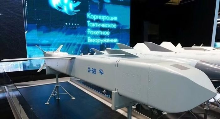Thay vào đó hồi tháng 2/2023, người Nga lần đầu tiên trình diễn tên lửa hành trình phóng từ trên không thuộc loại Kh-50, nó cũng được gọi là "phiên bản thu nhỏ của Kh-101".