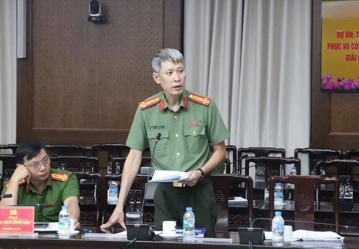 Thượng tá Lê Hải Anh, Đội trưởng Đội Kế hoạch, đầu tư – Phòng Hậu cần CATP báo cáo tại buổi lễ