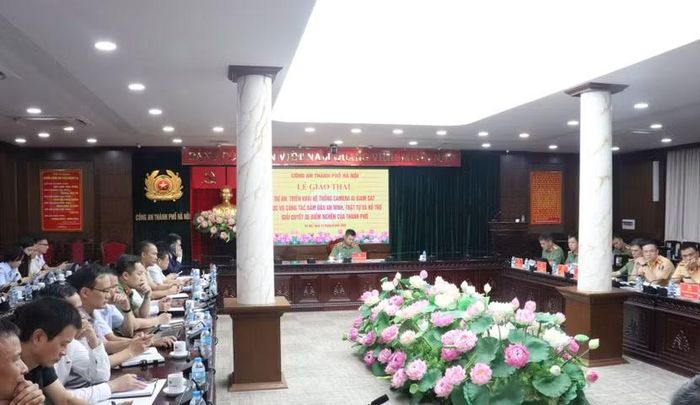 Tham dự chương trình có đại diện chỉ huy các phòng chức năng CATP; đại diện Tổng Công ty viễn thông Mobifone và đại diện các công ty được giao thầu dự án.