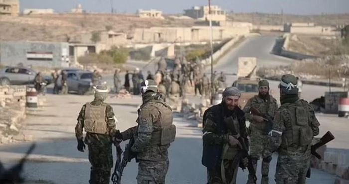 IRGC cũng đảm nhiệm việc liên lạc và hỗ trợ các nhóm vũ trang đồng minh trong khu vực, như Hezbollah ở Lebanon và Houthi ở Yemen.