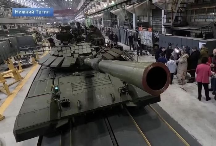 Mặc dù có những tuyên bố rằng toàn bộ xe tăng T-72 từ nhà máy đều tích hợp sẵn Arena-M và đang được gửi ra mặt trận, nhưng chúng chưa tham chiến diện rộng. Thay vào đó, chỉ vài xe đơn lẻ được sử dụng để quay một bộ phim tuyên truyền .