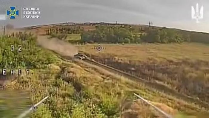 Bộ phận báo chí của Cơ quan An ninh Ukraine (SBU) đã công bố đoạn video về cuộc tấn công vào một đoàn xe thiết giáp của Nga, trong đó đơn vị Hệ thống không người lái Omega của SBU đã phá hủy thiết bị đối phương.