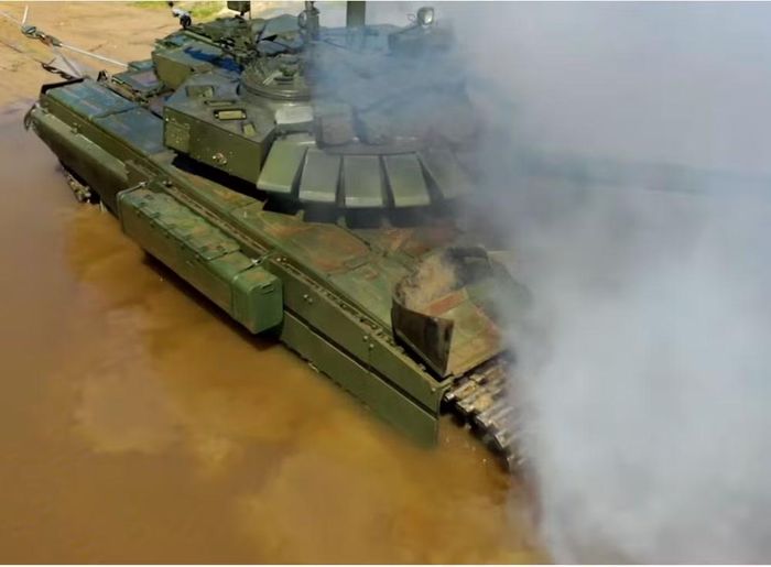 Sau đó quân Nga đã đưa 7 xe tăng vào chiến trường nhằm thực hiện một cuộc tấn công cơ giới vào các vị trí phòng thủ mà binh sĩ Ukraine trấn giữ.