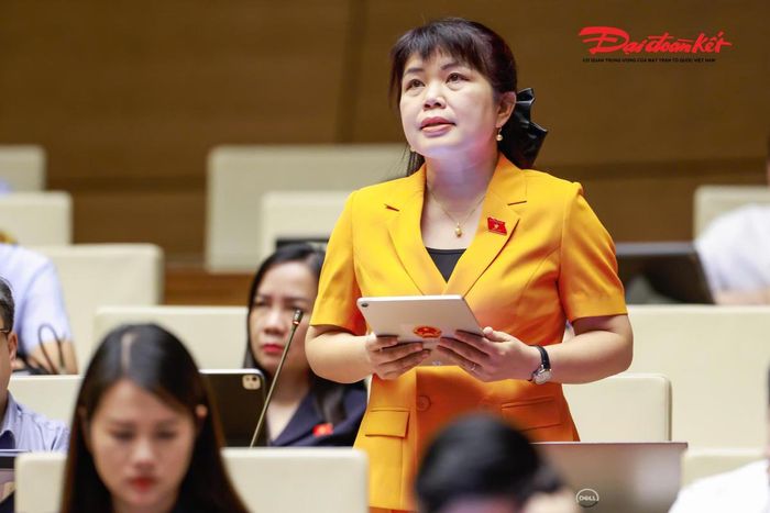 Đại biểu Quốc hội Nguyễn Thị Thu Hà, Đoàn Quảng Ninh phát biểu. Ảnh: Quang Vinh