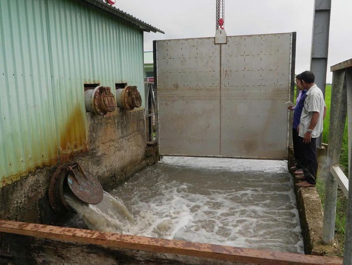 Trạm bơm thủy lợi đóng vai trò quan trọng trong điều tiết nước, giúp cung cấp nước cho hàng chục ngàn ha lúa ở Cà Mau chống ngập lụt vào mùa mưa và hỗ trợ đẩy lùi tình trạng hạn hán hây xâm ngập mặn, nâng cao hiệu quả sản xuất lúa. Ảnh: Nguyên Du.