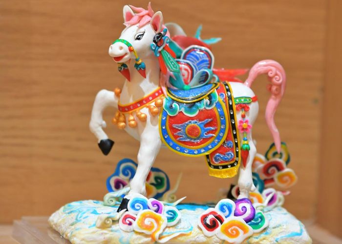 Tác phẩm "Ngựa tò he" - hình tượng ngựa trắng lấy cảm hứng từ điển tích Thần Long Đỗ tại Đền Bạch Mã, vị thần trấn giữ và bảo hộ kinh thành Thăng Long xưa. 