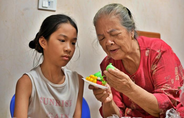 Dẫu mái tóc đã bạc, đôi bàn tay của bà Đặng Thị Với – mẹ nghệ nhân Đặng Văn Hậu vẫn cần mẫn vun đắp tình yêu với nghề tò he khi hằng ngày hướng dẫn, truyền dạy kỹ thuật nặn con giống cho thế hệ trẻ.