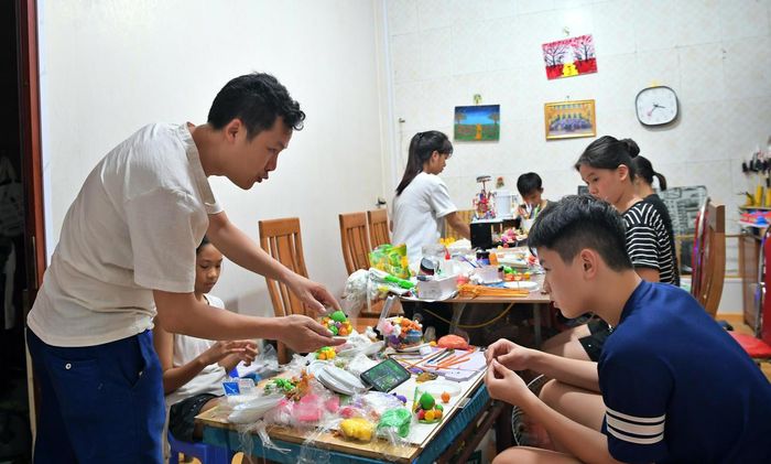 Ngôi nhà của nghệ nhân Đặng Văn Hậu không chỉ là nơi lưu giữ nghề tò he truyền thống mà còn trở thành điểm hẹn trải nghiệm văn hóa của nhiều du khách và học sinh.