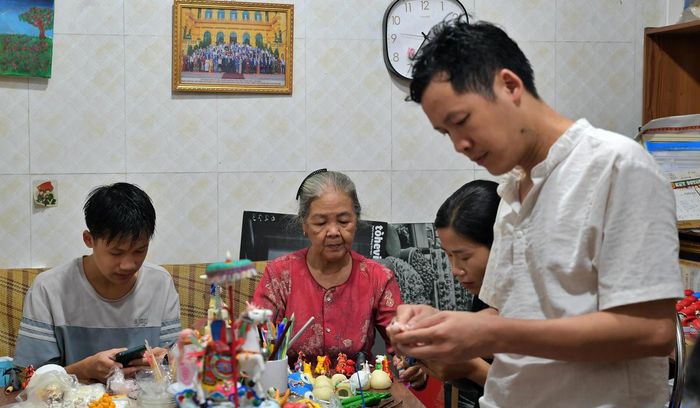 Với những sáng tạo đổi mới sản phẩm nhưng vẫn giữ kỹ thuật truyền thống là hướng đi mà nghệ nhân Đặng Văn Hậu đang theo đuổi để Tò he Xuân La phát triển bền vững, tiếp tục lan tỏa tình yêu với nghề truyền thống đến cộng đồng.