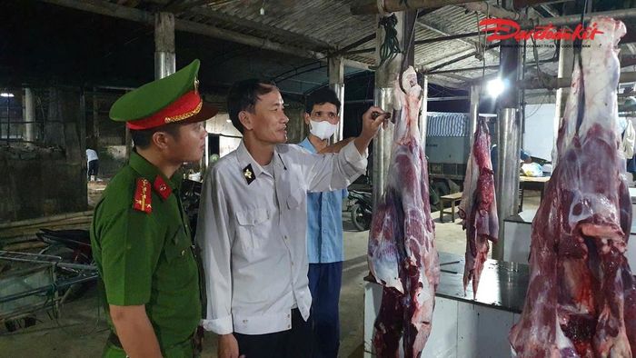 Kiểm soát giết mổ là việc làm đặc thù, làm cả ngày lẫn đêm. Ảnh: HN.