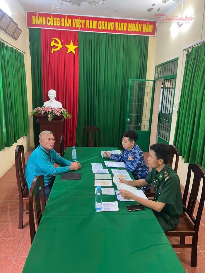 Lực lượng chức năng làm việc với thuyền trưởng phương tiện thủy nội địa. Ảnh: Văn Hậu.