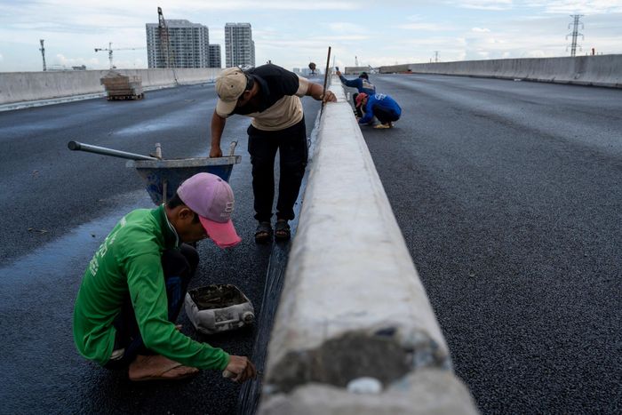 Ngoài hạng mục tường chống ồn, gần 15 km đường trên cao đã hoàn thiện nhiều hạng mục như thảm nhựa, dải phân cách và lan can. Tuyến cũng lần đầu tiên áp dụng mặt đường nhựa rỗng, giúp thoát nước nhanh, hạn chế đọng nước và giảm tình trạng bắn nước giữa các phương tiện khi trời mưa. 