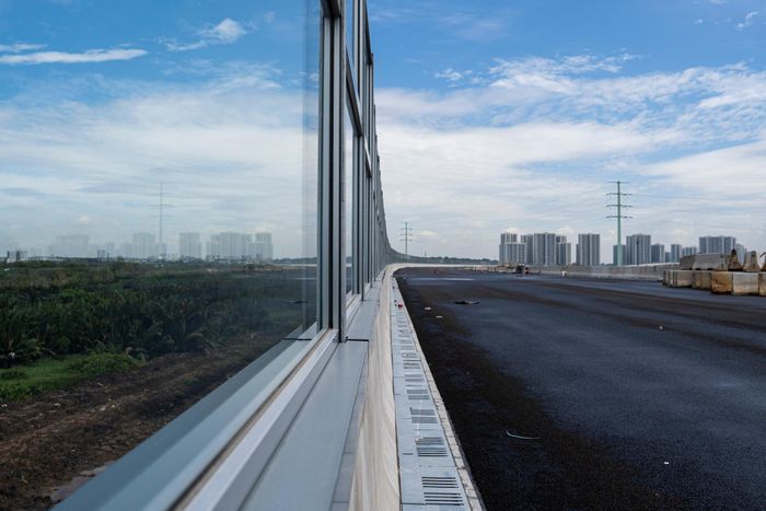  Mỗi tấm có kích thước 1 x 2 m, được chế tạo bằng nhựa đặc chủng kết hợp khung nhôm chịu lực, có khả năng chống chịu thời tiết và độ bền cao. Chiều cao của hệ thống tính từ mặt đường khoảng 4 m. 