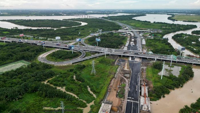  Điểm cuối của đoạn Vành đai 3 trên cao kết nối với nút giao cao tốc TP.HCM - Long Thành. Tại đây, các nhịp cầu đã được hợp long, trong khi các đơn vị thi công đang tiếp tục hoàn thiện các nhánh dẫn kết nối với cao tốc và cầu Nhơn Trạch. 