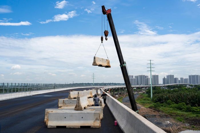  Trên công trường, các nhà thầu tiếp tục huy động nhân lực thi công dải phân cách cứng và hoàn thiện các hạng mục cuối cùng để bảo đảm tiến độ thông xe. 