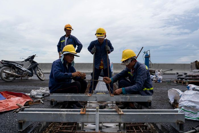  Ban Giao thông TPHCM cho biết, các nhà thầu đang tập trung thi công để thông xe tạm 14,7 km cao tốc Vành đai 3 phía đông (từ nút giao Tân Vạn đến cầu Nhơn Trạch) ngày 30/9. Trong ảnh, công nhân đang thi công khe co giãn đoạn gần khu đô thị Vinhomes Grand Park. 