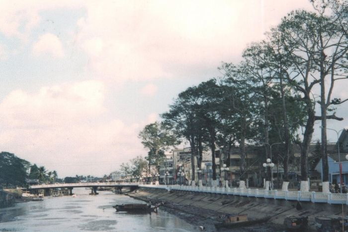  Chia sẻ với Tri Thức - Znews, ông Trí Dũng cho biết những chuyến đi phượt miền Tây thuận lợi hơn so với miền Bắc vì không có đèo dốc, dân cư đông đúc và dễ tìm thấy quán ăn bên đường. Thời điểm phượt Hà Giang (cũ), gần như chỉ có nhà khách công đoàn tại trung tâm, nhưng ở miền Tây có nhiều nhà nghỉ nhỏ hoặc nhà trọ. Thỉnh thoảng, ông sẽ hỏi người dân về đường sá. Tuy nhiên, trước mỗi chuyến đi, ông đều chuẩn bị phương tiện, sức khỏe, thuốc men, tiền bạc và thông tin nên không gặp nhiều trở ngại. 