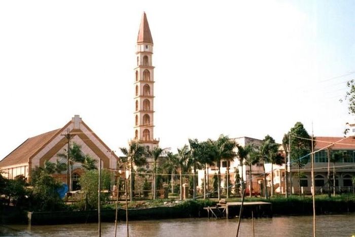  Nhà thờ Cái Mơn (Bến Tre) được ông chụp năm 2004. Nhà thờ khởi công năm năm 1702, xây theo phong cách Roman, kết hợp với các yếu tố văn hóa của vùng sông nước miền Tây. Điểm nổi bật của nhà thờ là tháp chuông cao hơn 54 m cạnh giáo đường, soi bóng xuống con rạch phía trước. Sau chuyến phượt miền Tây, ông Trí Dũng vẫn tiếp tục thực hiện những chuyến đi một mình ở tuổi 77. Với ông, đam mê xê dịch không có tuổi. Nhiều cảnh vật giờ đã khác xưa, nhưng những bức ảnh cũ vẫn lưu giữ một phần ký ức đẹp, giúp ông nhớ về một thời trẻ tuổi. 