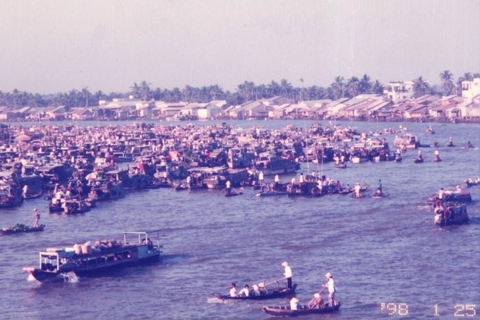  Năm 1998, ông Trí Dũng quay lại Cần Thơ để tham quan chợ nổi Cái Răng. Thời điểm đó, chợ nổi vẫn mang dáng dấp của một khu chợ đầu mối trên sông. Từ sáng sớm, hàng trăm ghe, xuồng tụ về để trao đổi, mua bán hàng hóa. Trên những cây bẹo trước mũi ghe, sản vật được treo lên cao để thông báo cho người mua biết những gì đang có bên dưới khoang ghe. Đến năm 2010, khách du lịch bắt đầu được đưa đến tham quan chợ nổi và thưởng thức đồ ăn, thức uống lênh đênh trên sông. 