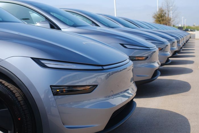  Song song với việc mở rộng mạng lưới giao xe, từ tháng 7/2026 Tesla đã đưa vào vận hành trí tuệ nhân tạo có khả năng tự động xử lý nhiều công đoạn trong quy trình, từ tiếp nhận đơn hàng đến bàn giao xe. 