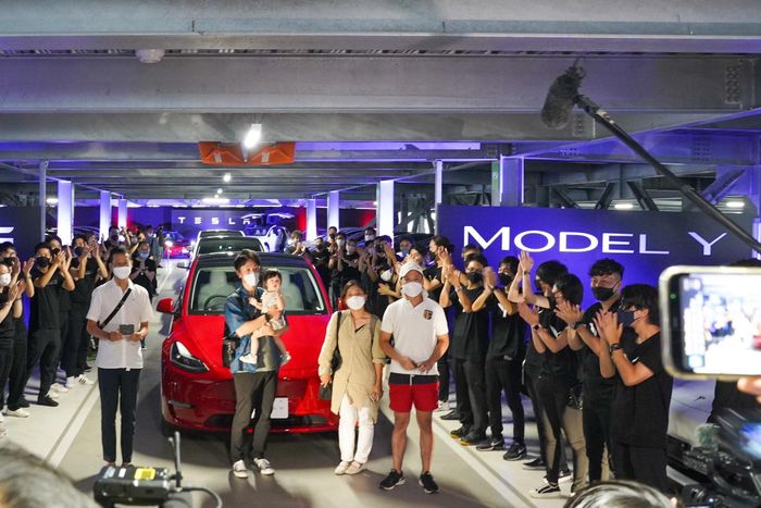  Doanh số Tesla tại Nhật Bản đang tăng trưởng mạnh. Trong năm 2025, hãng đã bán hơn 10.000 xe, vượt xa kỷ lục khoảng 5.900 xe thiết lập vào năm 2022. Trong tháng 6/2026, hãng ghi nhận doanh số khoảng 4.000 xe. 
