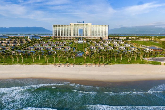  Radisson Blu Resort Cam Ranh là một trong những điểm dừng chân nổi bật của chiến dịch "RHG Road Trip", kết nối trải nghiệm nghỉ dưỡng bên biển với hành trình khám phá cảnh quan, văn hóa và ẩm thực đặc sắc của Việt Nam. 