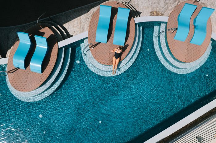  Bể bơi với tầm nhìn ra biển tại Radisson Blu Hotel, Ha Long Bay. 