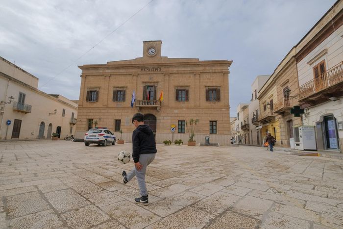 Toàn cảnh đảo Favignana nơi được chọn làm bối cảnh quay "The Odyssey" của đạo diễn Christopher Nolan. Ảnh: Reuters.