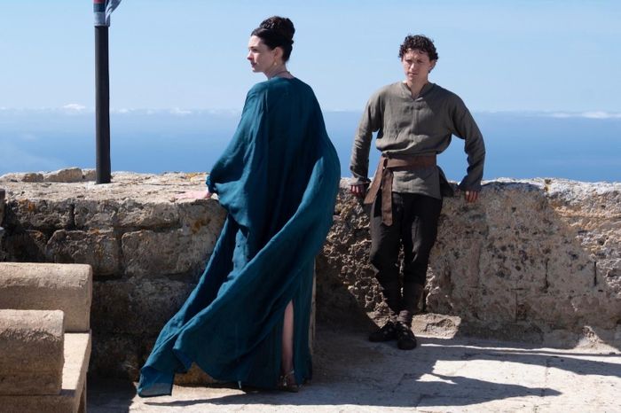  Diễn viên Anne Hathaway (trái) và Tom Holland trên phim trường ở đảo Favignana, ngoài khơi đảo Sicily, Italy. Ảnh: Universal Pictures.