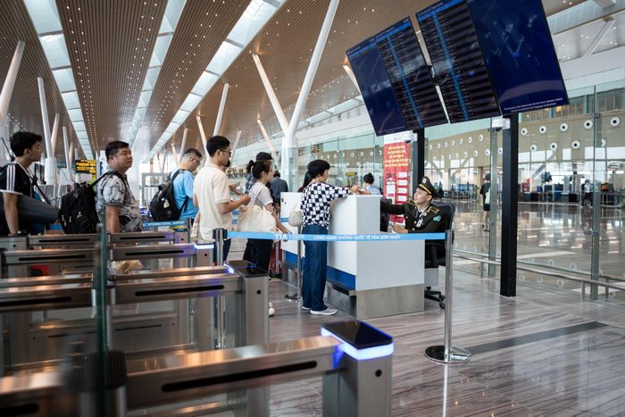  Người dân, du khách làm thủ tục tại sân bay Tân Sơn Nhất, tháng 7/2025. Ảnh: Quỳnh Danh.