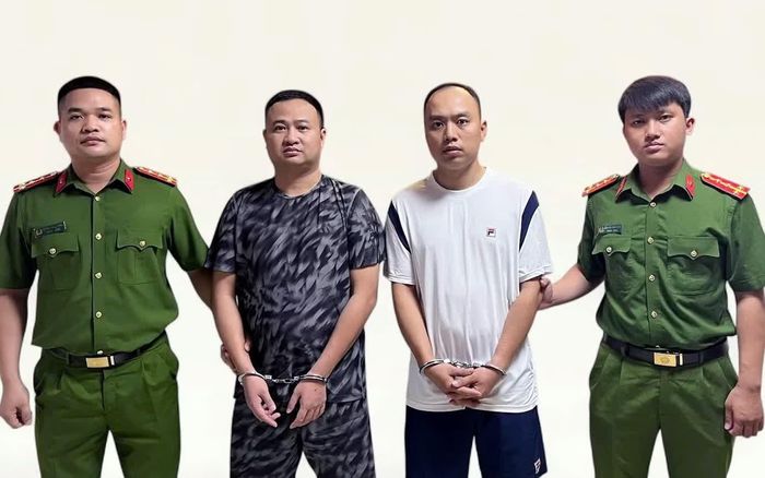 Bị can Nguyễn Văn Nam (giữa ảnh bên trái) và bị can Phạm Quang Hoàn tại cơ quan công an. Ảnh: CAHP.