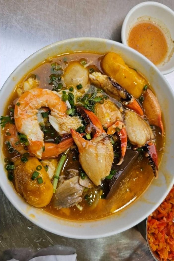  Tô bánh canh thập cẩm lớn giá 400.000 đồng. Ảnh: Ngọc Dung. 