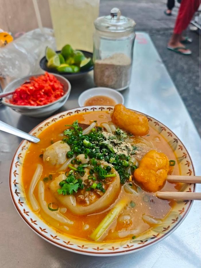 Bánh canh cua thập cẩm nhỏ giá 300.000 đồng và bánh canh giò cá giá 100.000 đồng tại quán. Ảnh: Nhan Phan, frog.