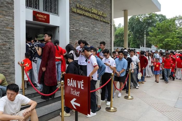  Dòng người xếp hàng chờ mua vé vào tham quan Dinh Độc Lập. Ảnh: Duy Anh. 