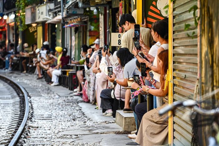 Du khách kéo đến "phố cà phê đường tàu" Hà Nội sáng 11/8. Ảnh: Đan Châu.