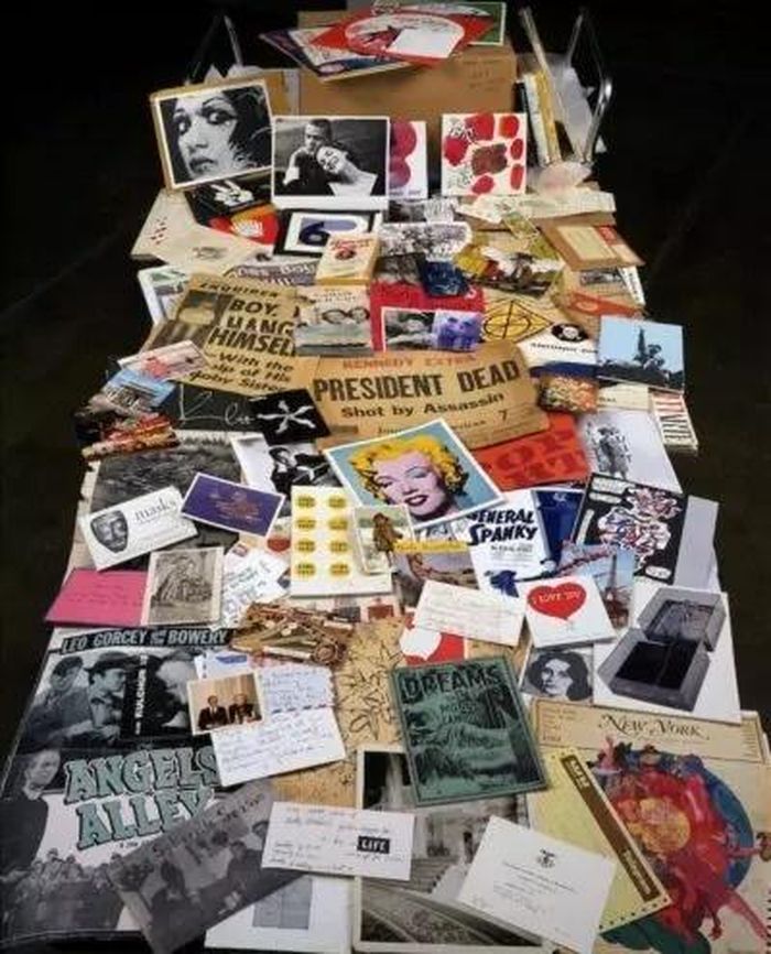  Hộp Thời Gian 44 của nghệ sĩ Andy Warhol. Ảnh: revolverwarholgallery. 