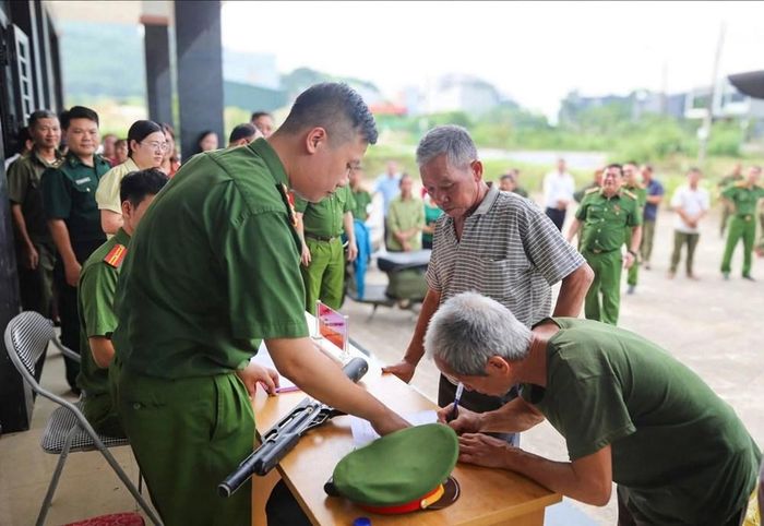 Người dân thôn An Quang tự giác giao nộp vũ khí tự chế và ký cam kết không tàng trữ, sử dụng trái phép vũ khí, vật liệu nổ