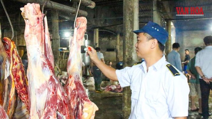 Làm việc trong điều kiện gần 8 tháng không lương (tính đến thời điểm hiện tại), song các cán bộ, nhân viên kiểm soát giết mổ vẫn "bám trụ" chờ cơ quan chức năng Hà Tĩnh tháo gỡ vướng mắc
