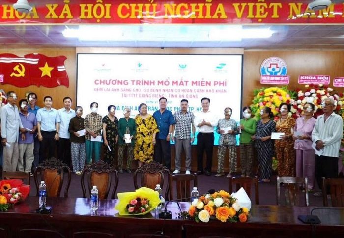 Trao quà cho người dân phẫu thuật mắt miễn phí tại xã Giồng Riềng