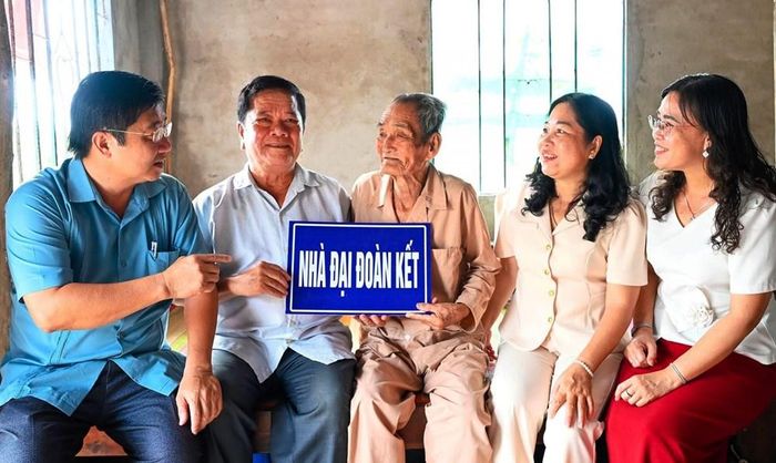 Bàn giao nhà Đại đoàn kết cho ông Huỳnh Văn Ba, có hoàn cảnh khó khăn ở xã Vĩnh Bình