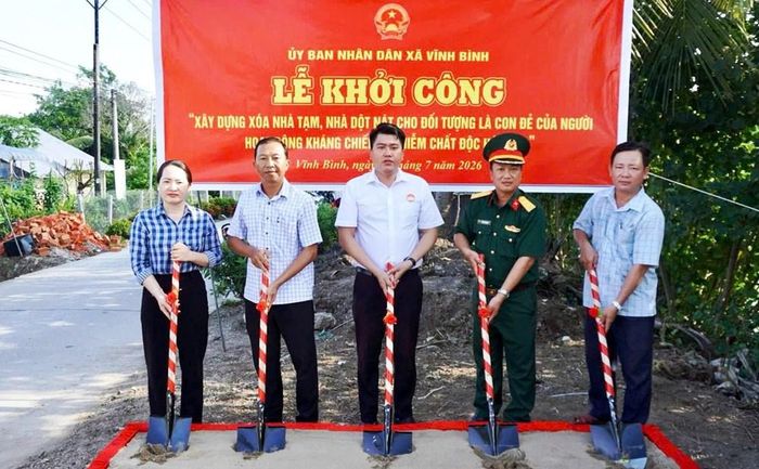 Xã Vĩnh Bình khởi công xây dựng nhà tạm, nhà dột nát cho con đẻ của người hoạt động kháng chiến bị nhiễm chất độc hóa học ngày 27.7