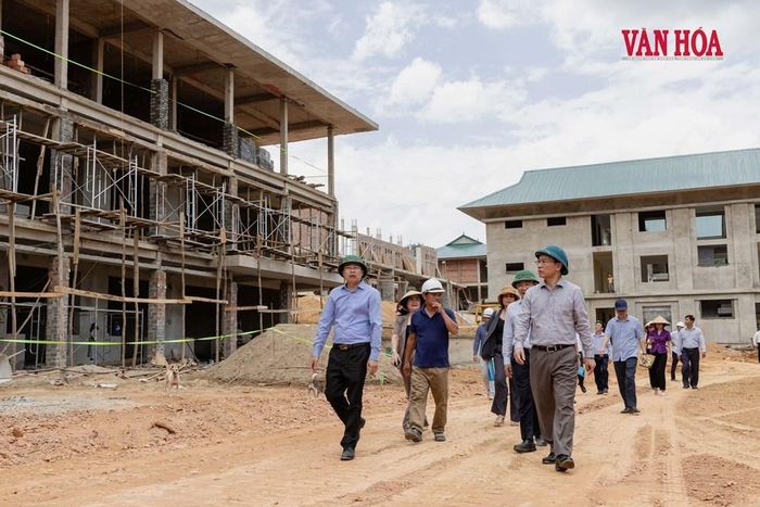 Bộ trưởng Bộ GD&ĐT Hoàng Minh Sơn kiểm tra tiến độ xây dựng công trình trường liên cấp Đakrông, tỉnh Quảng Trị