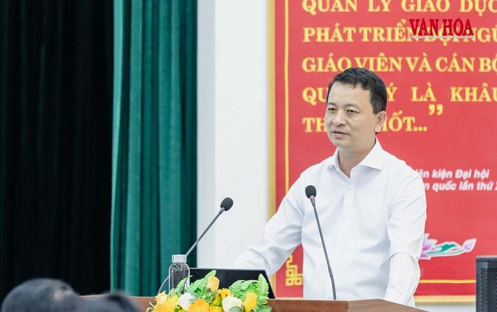 Ông Võ Văn Minh, Phó GĐ Sở GD&ĐT tỉnh Quảng Trị phát biểu tại hội nghị đánh giá tình hình triển khai việc sắp xếp các cơ sở giáo dục của tỉnh Quảng Trị