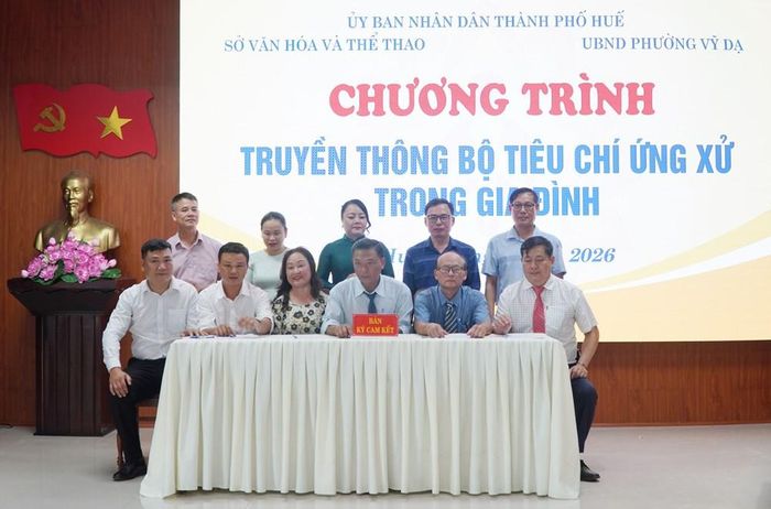 Đại diện các tổ dân phố trên địa bàn phường Vỹ Dạ ký cam kết thực hiện Bộ tiêu chí ứng xử trong gia đình. Ảnh: S.Thùy