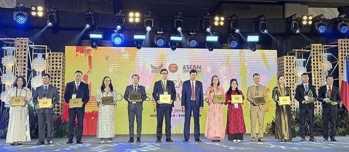 Thứ trưởng Bộ VHTTDL Hồ An Phong trao Giải thưởng Du lịch ASEAN 2026 cho các địa phương, đơn vị của Việt Nam