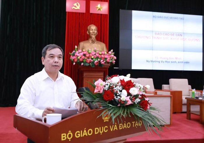 Ông Hoàng Đức Minh, Vụ trưởng Vụ Học sinh, sinh viên, Bộ GD&ĐT báo cáo đề dẫn tại Hội thảo